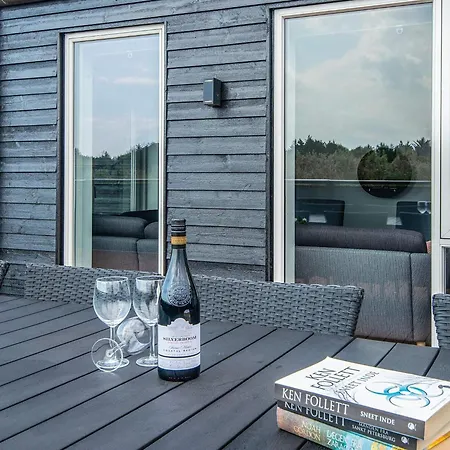 8 Person In Saltum-by Traum