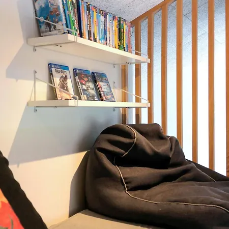 8 Person In Saltum-by Traum