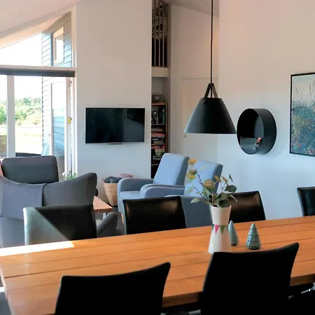 8 Person In Saltum-by Traum *